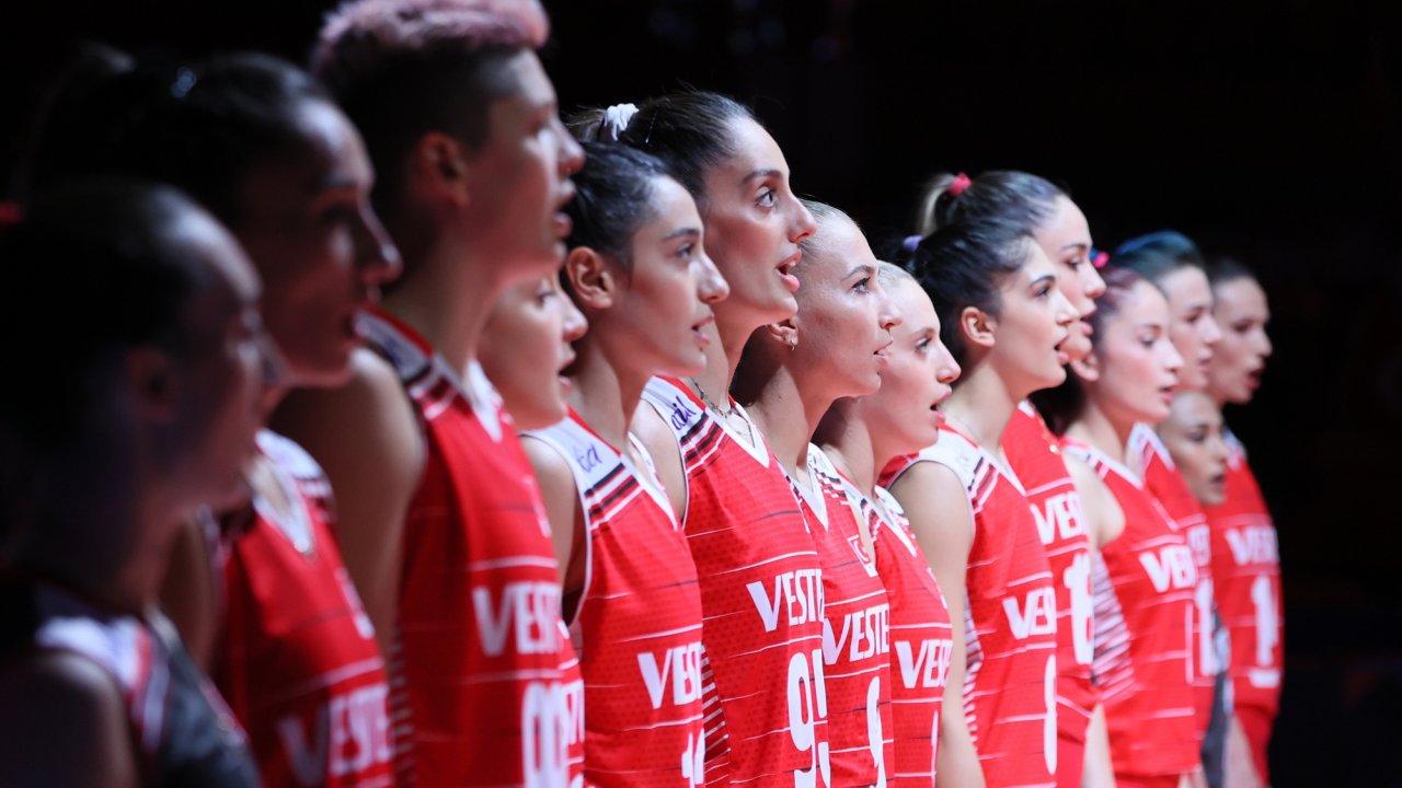 Voleybol severler maç saatinde yayında olmayan TRT'ye ateş püskürdü