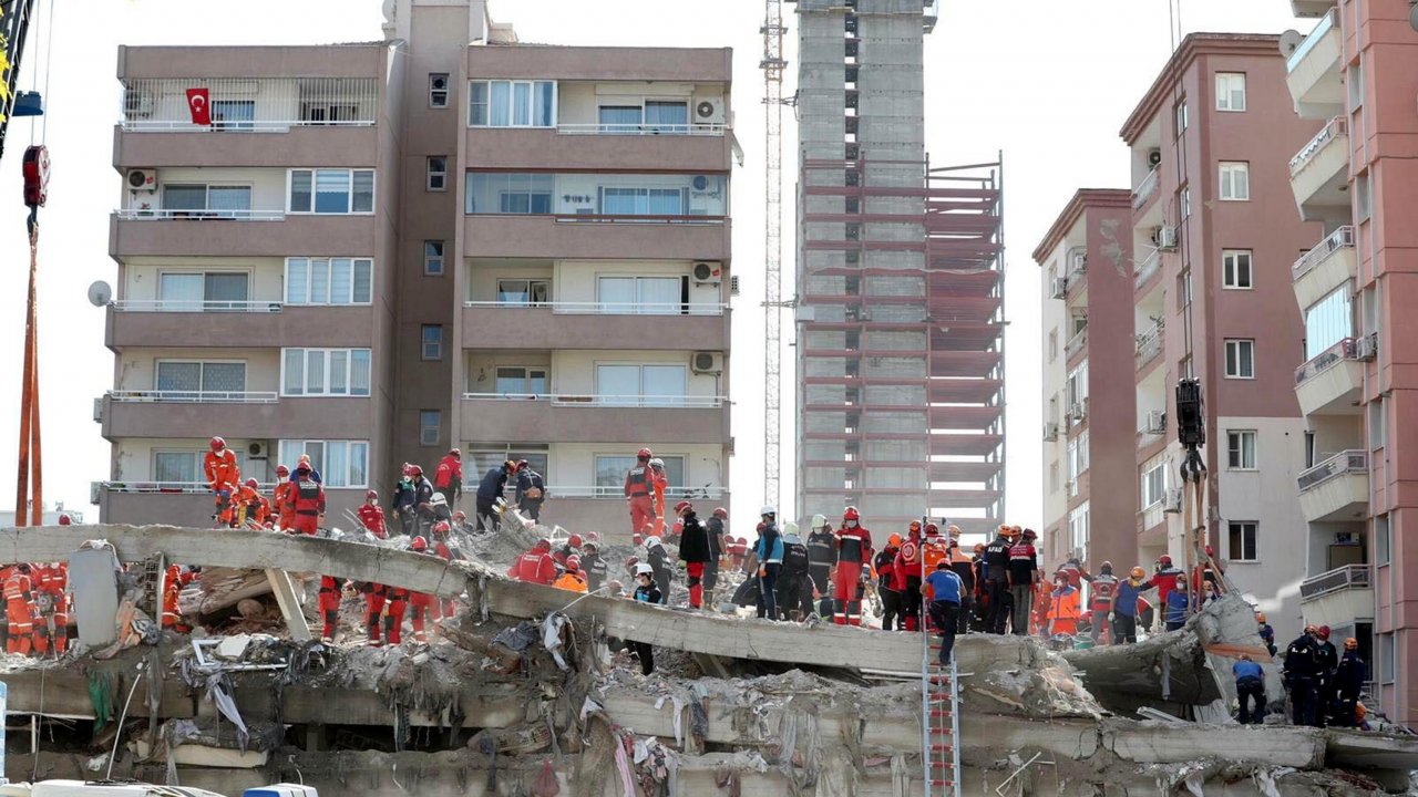 İzmir'de yıkılan Rıza Bey Apartmanı davası tutukluları dinlendi! Mahkeme salonunda gerilim tırmandı