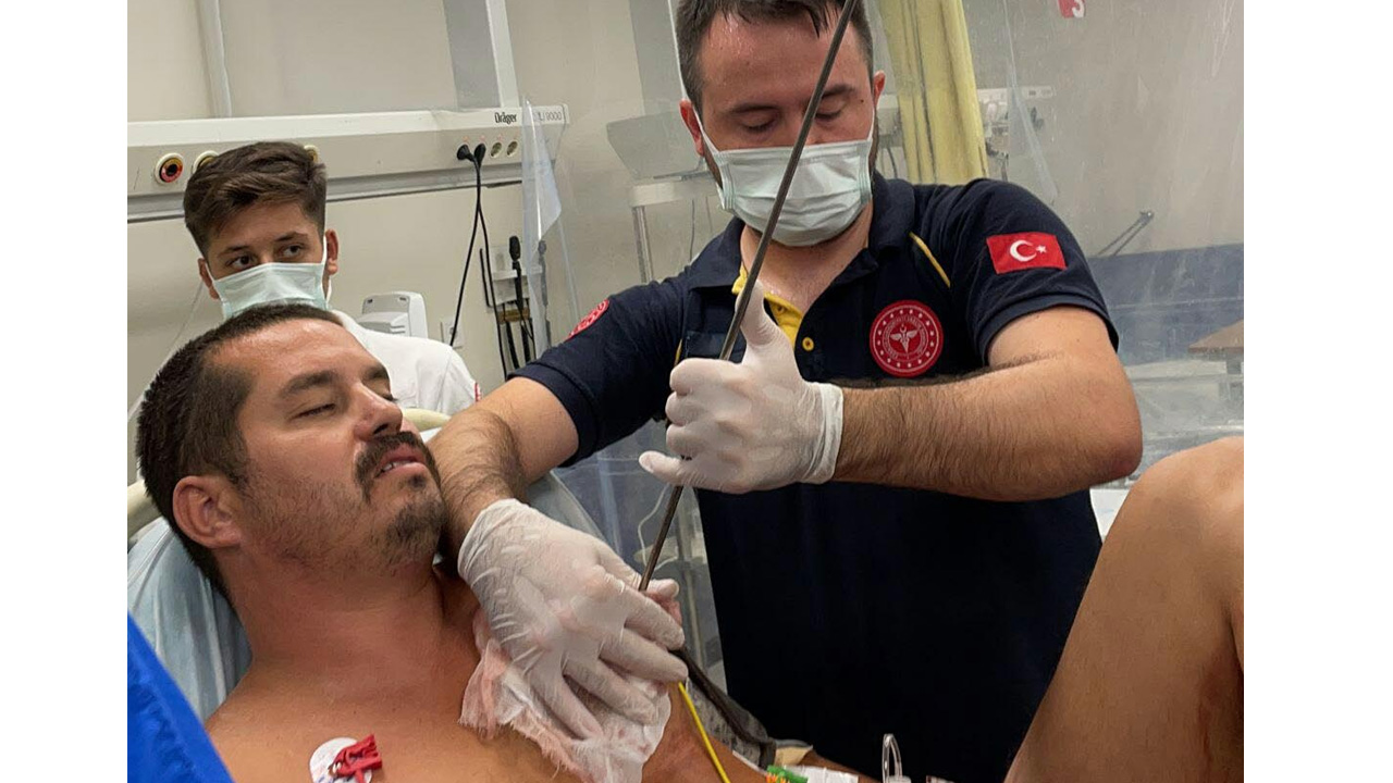 Balık avlamak isterken zıpkını kendisine sapladı