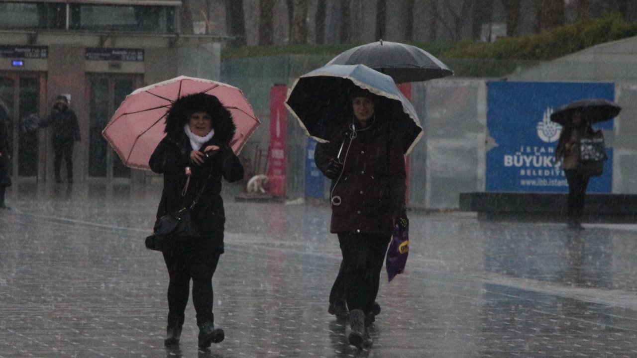 İstanbul da dahil birçok ilde kuvvetli sağanak geliyor! Meteorolojiden sel uyarısı