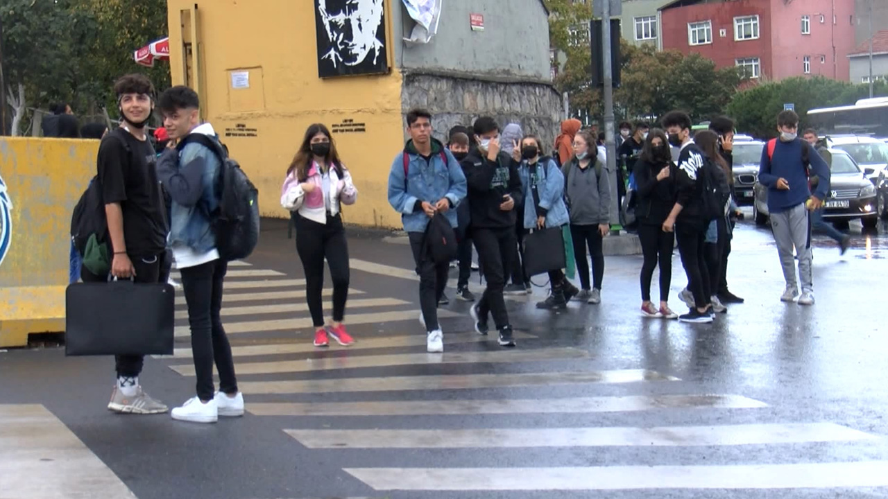 Yasak olmasına rağmen okullarda kaynak kitap dayatması velileri zorluyor