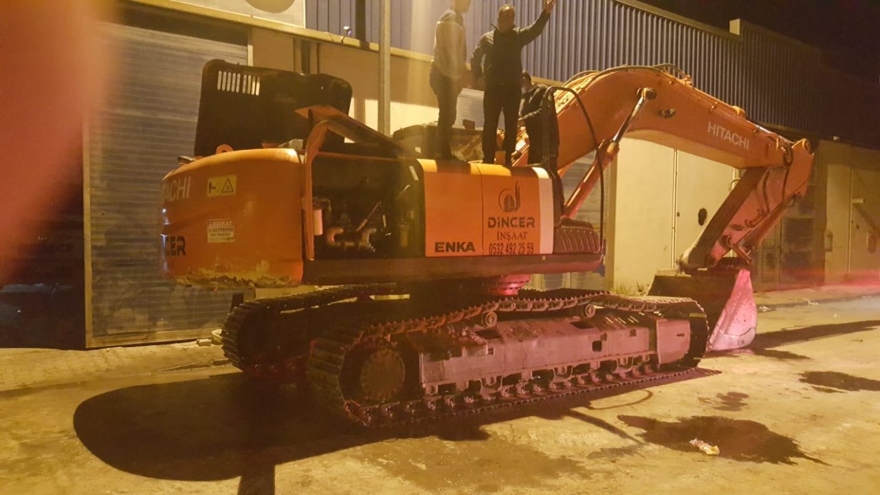 Kepçe operatörü işten çıkarılınca ortalığı yangın yerine çevirdi
