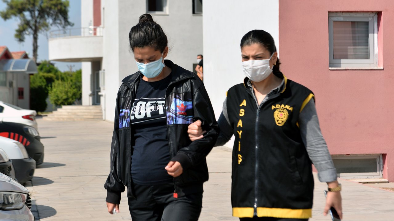 Böyle komşu düşman başına! Yeni evli çifte ziyarete gelen komşu şok edici bir yöntemle altınları çaldı