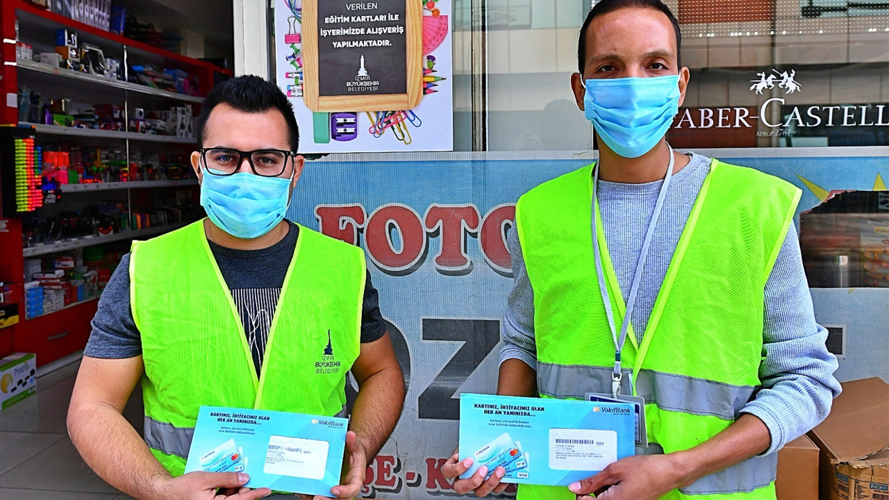 İzmir’de hem öğrencilerin hem de esnafın yüzü güldü