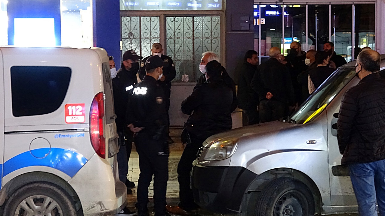 Evinin banyosunda sırtından 13 kez bıçaklanarak öldürülmüş halde bulundu