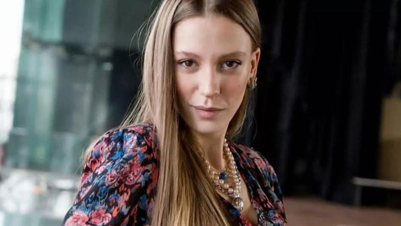 Mert Demir'in Ateşe Düştüm şarkısının vokalini Serenay Sarıkaya yapmış