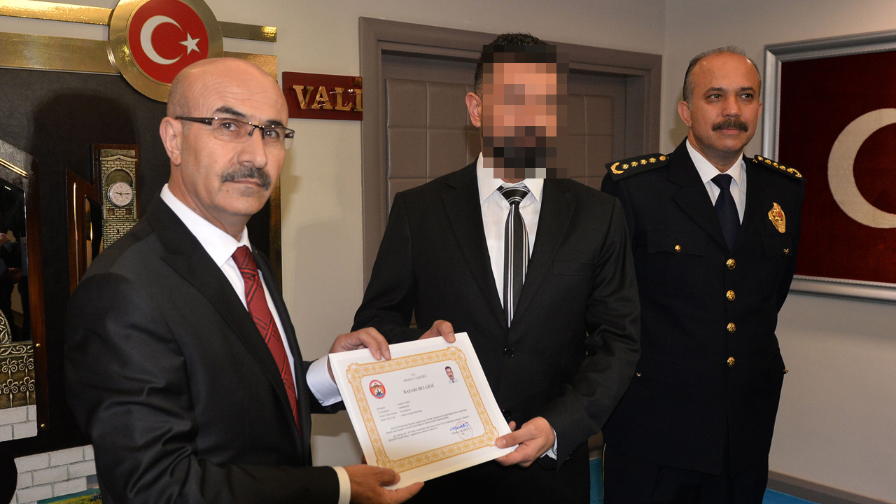 Uyuşturucu operasyonunda başarısı nedeniyle ödüllendirilen polis, 25 kilo eroinle yakalandı