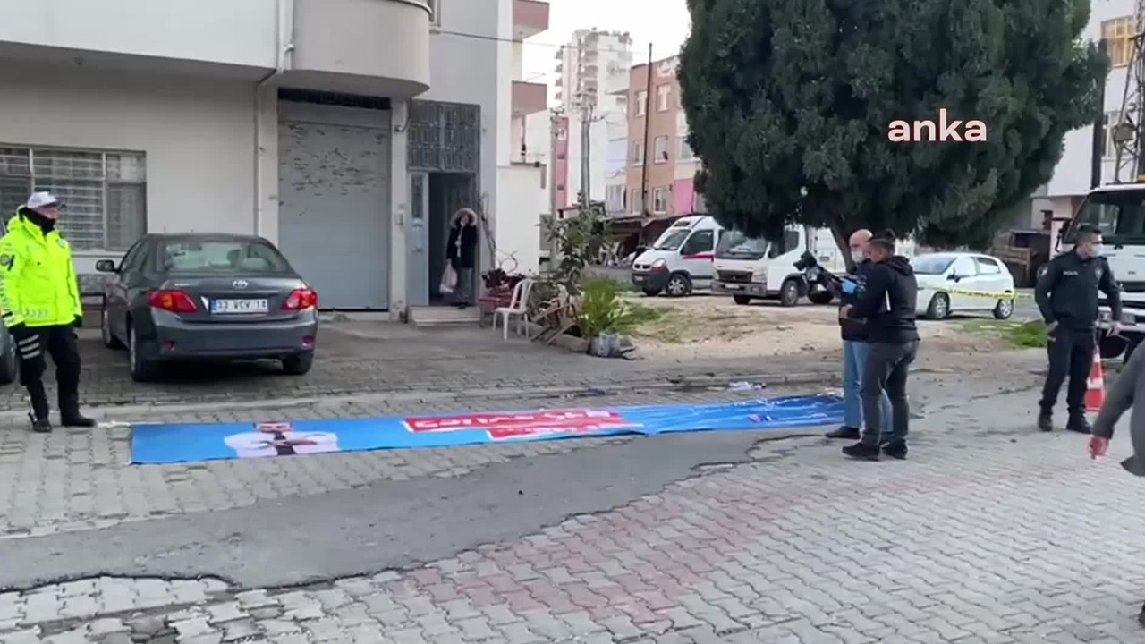 Seçim pankartına asılan taş bir kadını öldürdü