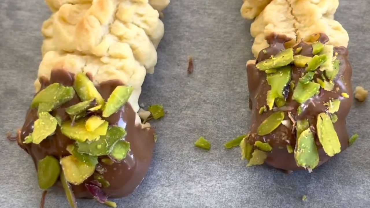 Yapması kolay, lezzeti şahane! Kalıp kullanmadan tırtıl kurabiye yapımı