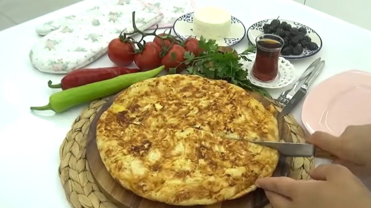 Sadece 2 yufkayla yapılan bu kırpık tava böreği tarifine herkes bayılıyor, üstelik çay demlenene kadar hazır!