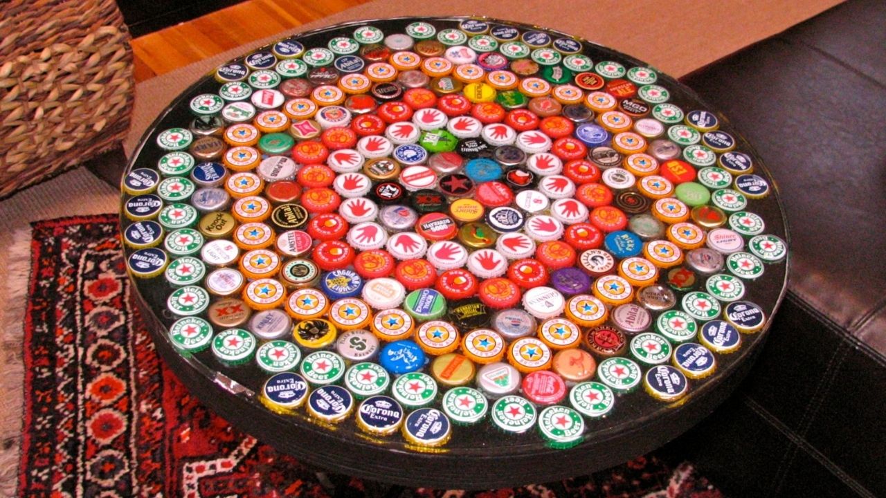 Gazoz ve soda kapaklarını geri dönüştürerek çerçeve, saksı hatta duvar saati bile yapabilirsiniz!