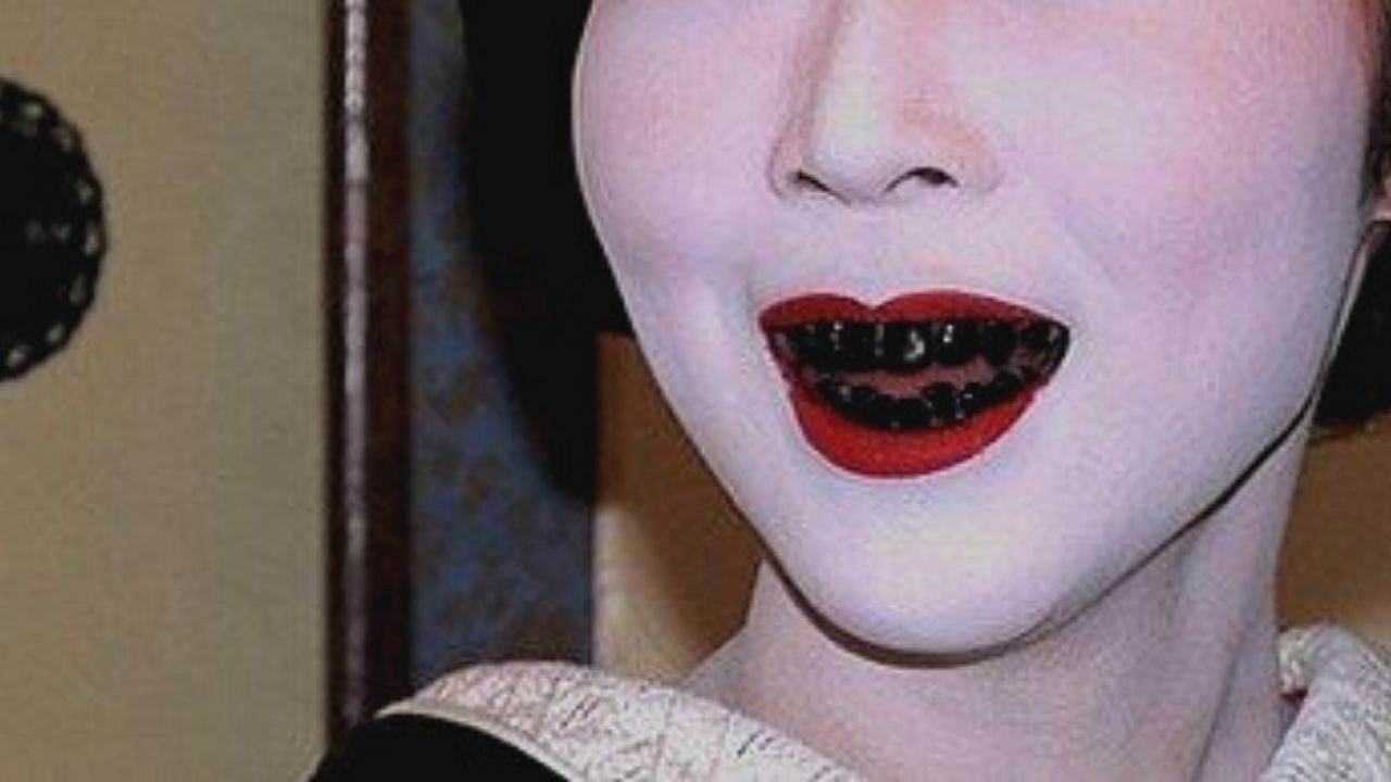 Garip moda akımları! Güzel görünmek için dişlerini siyaha boyuyanlar bile var