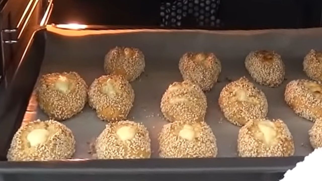 Çat kapı gelen misafire şipşak lezzet şöleni! 15 dakikada hazırlanan simit poğaça tarifi