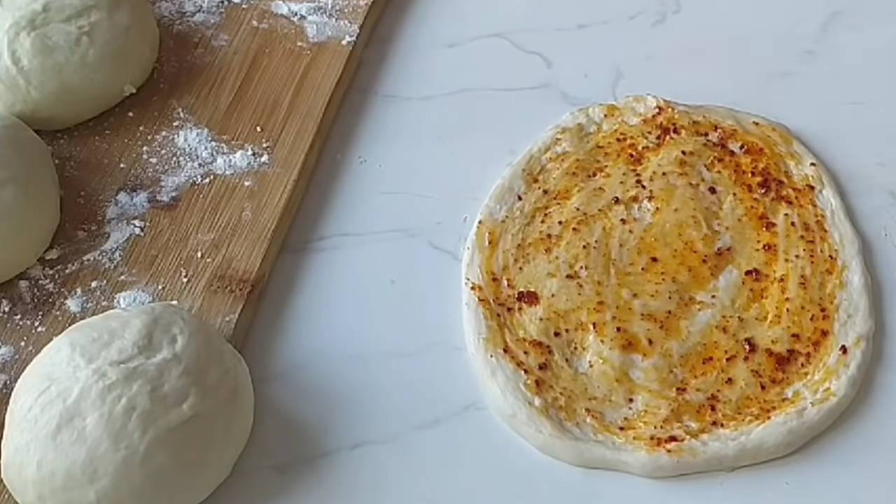 Yumuşaklığıyla damaklarınızda iz bırakacak, pizzayı unutturacak! Ev yapımı biberli ekmek tarifi