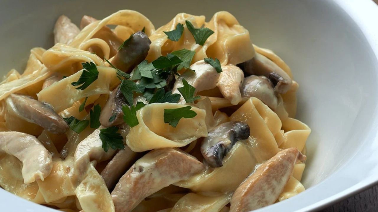 Makarnaseverler bayılacak! İşte tavuklu kremalı mantarlı makarna (Fettuccine Alfredo) tarifi