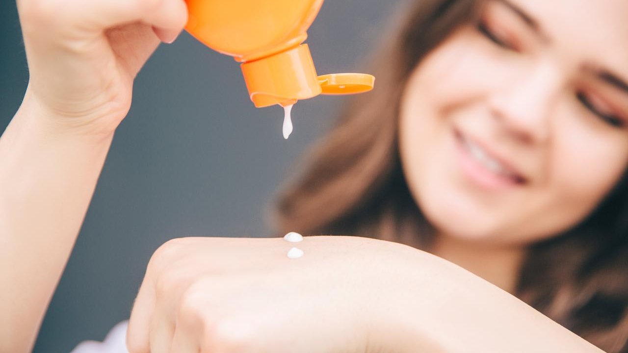 Güneş kreminin doğru kullanımı nasıl? Bu hatalar cilt kanserine davetiye çıkarıyor
