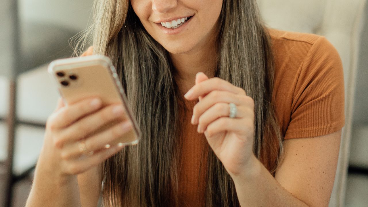 Her evde olan malzemelerle kirli ve sararmış telefon kılıfını temizleme yöntemi