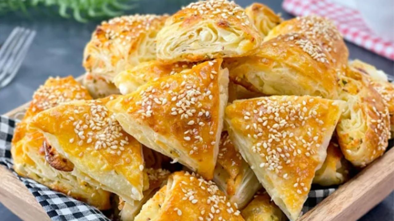 5 dakikada enfes bir tada kucak açın! İşte hazır yufkadan üçgen börek tarifi!