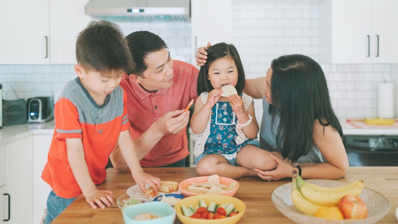 Ayakta yemek yiyenlere kötü haber: Daha çok kilo alabilirsiniz!