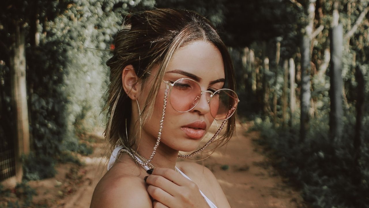 Gözlüklü takan kadınlara en çok yakışan son moda saç modelleri!