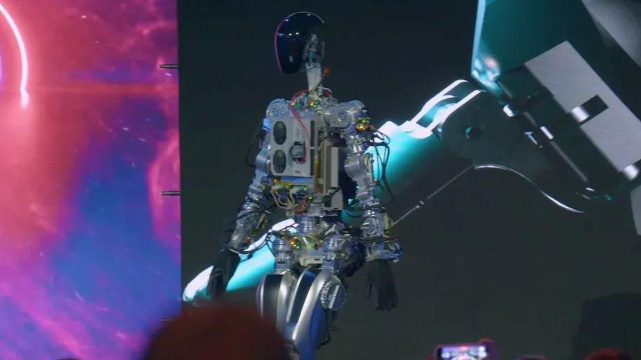 Elon Musk, Tesla Optimus insansı robotunu tanıttı!
