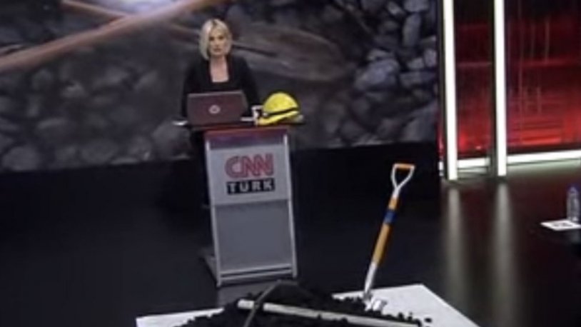 Maden faciasıyla ilgili yayın yapan CNN Türk stüdyoya kömür getirdi, profesör isyan etti!