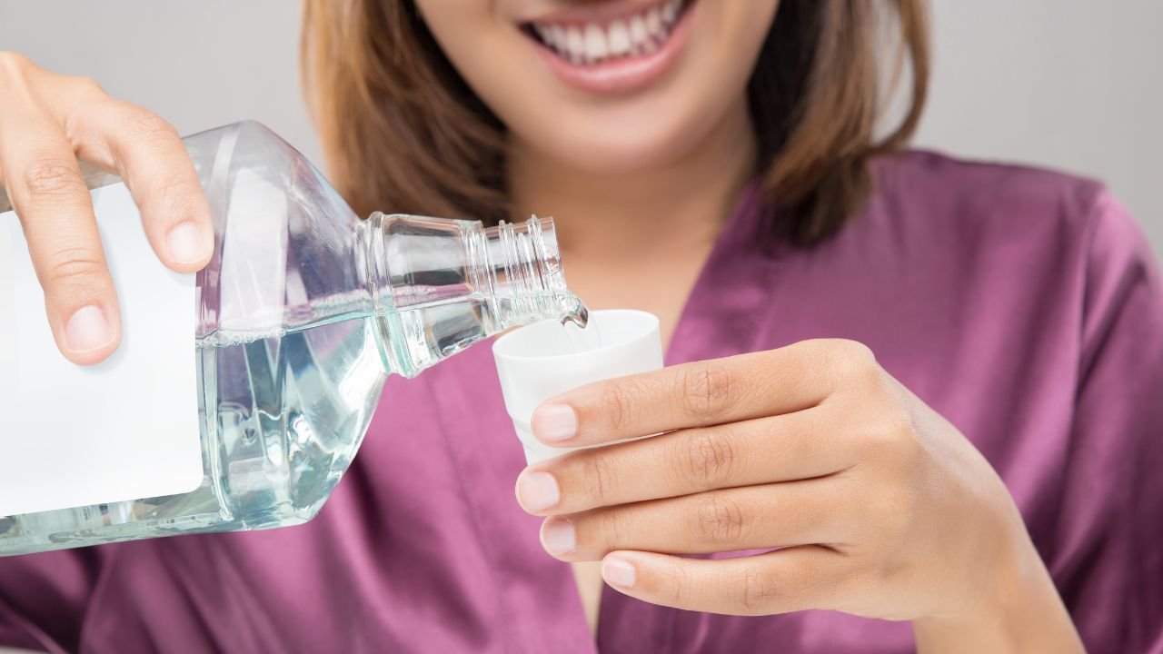 Ağızdaki sarımsak ve soğan kokusunu şıp diye yok ediyor! İşte ev yapımı ağız bakım suyu