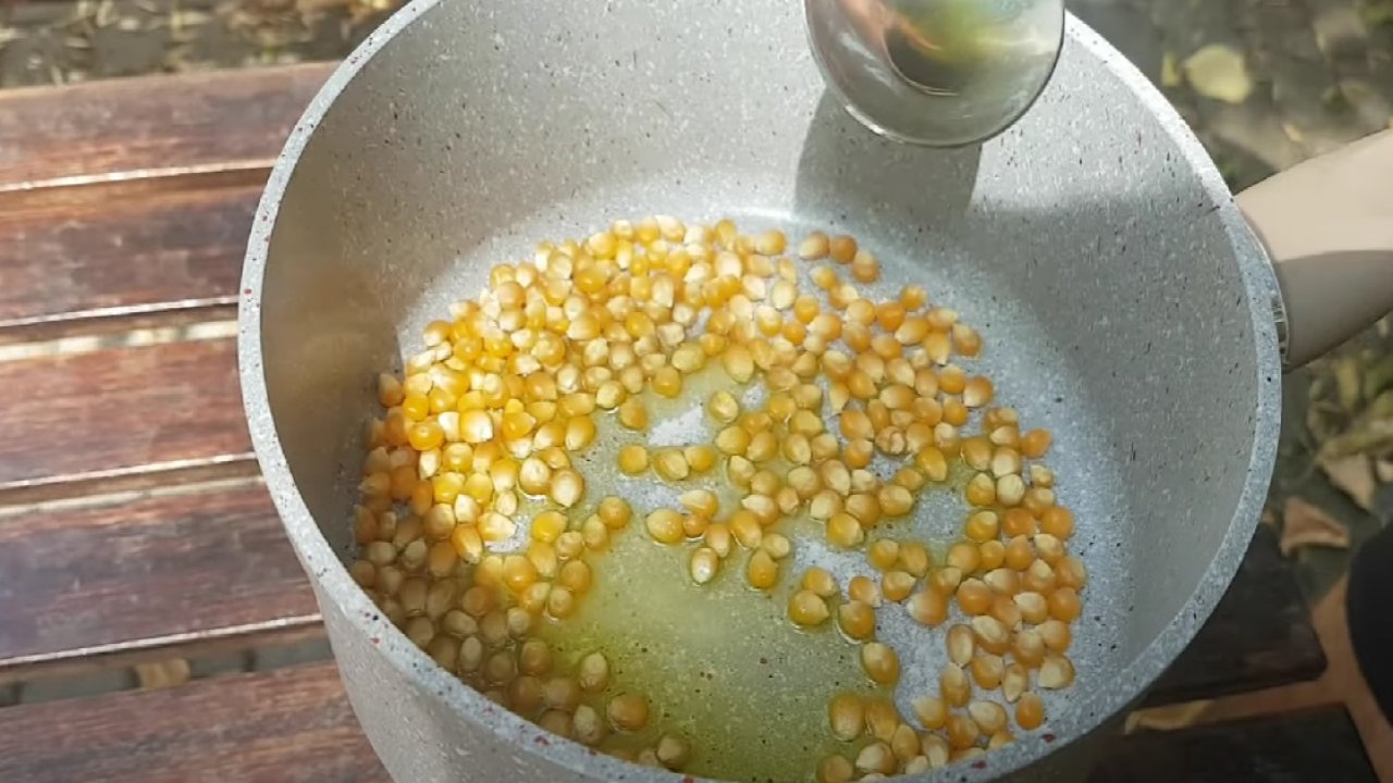 Her bir tanesine kadar tüm mısırların patlamasını sağlayan yöntem daha da lezzetli oluyor