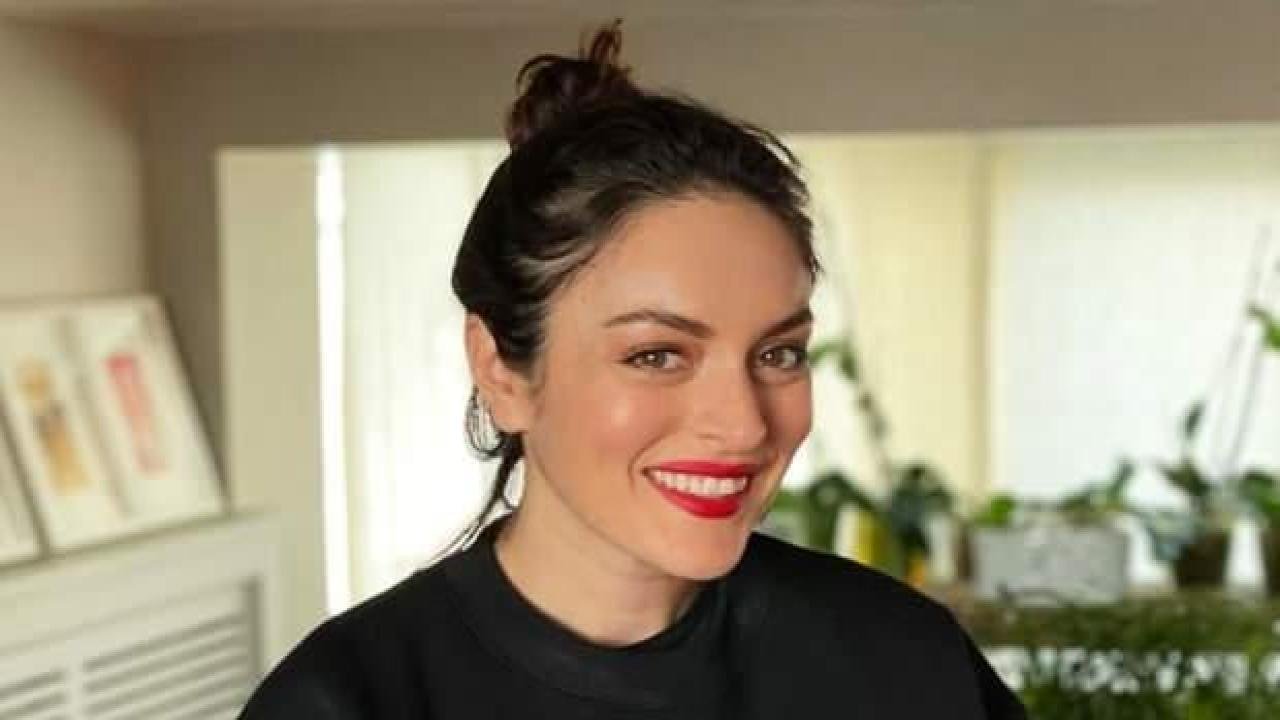 Ezgi Mola'dan  Altın Kelebek ödül töreninde meclise çağrı! Sözleri büyük yankı uyandırdı