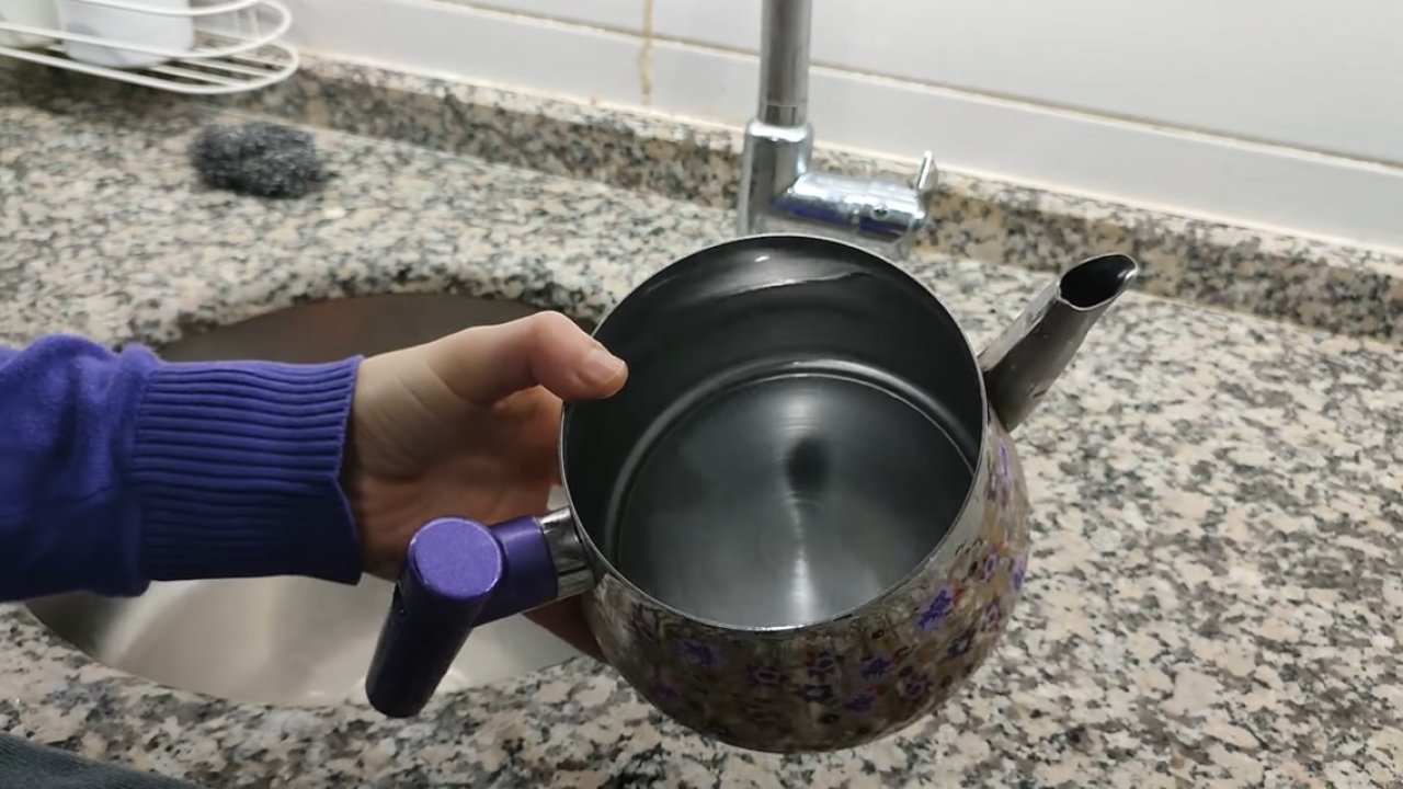 Bu temizlik sırrını bilmeyen çok şey kaçırıyor! Sararmış çaydanlıklarınız ilk gün alınmış gibi olacak