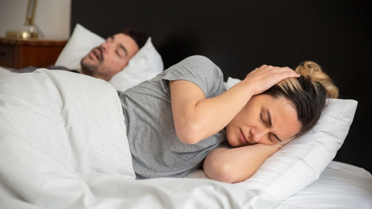 Horlayan bir kişiyle birlikte uyuyanlar çok dikkat! Sizi de tehlike bekliyor olabilir
