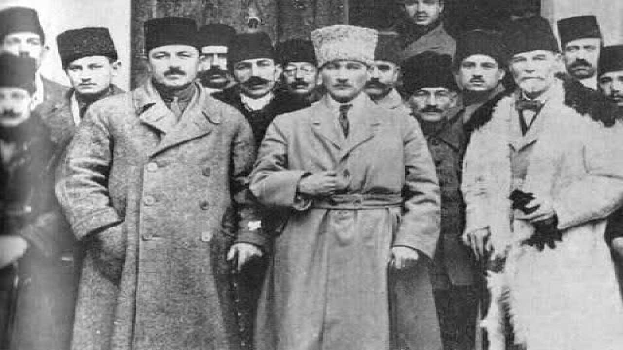 Atatürk neden hep sağ elini göğsüne koyuyordu? İşte nedeni...