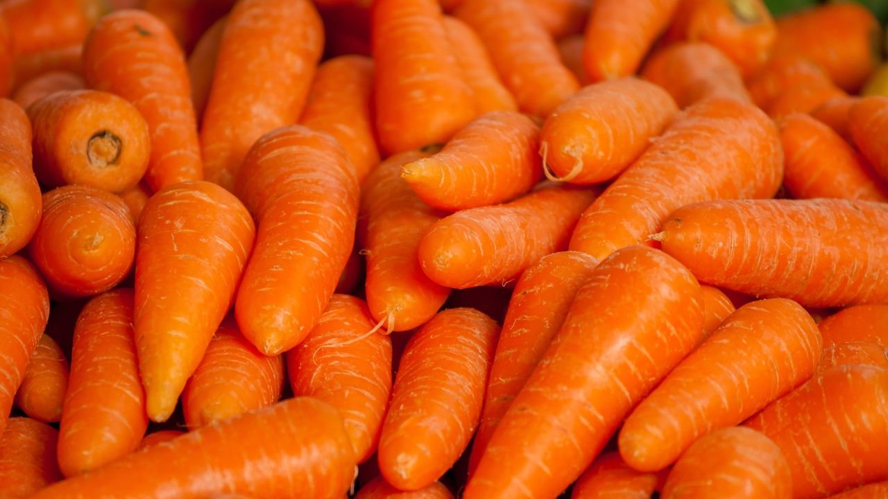 Fiyatı gören eli boş döndü: 1 kilo havuç 50 lira!