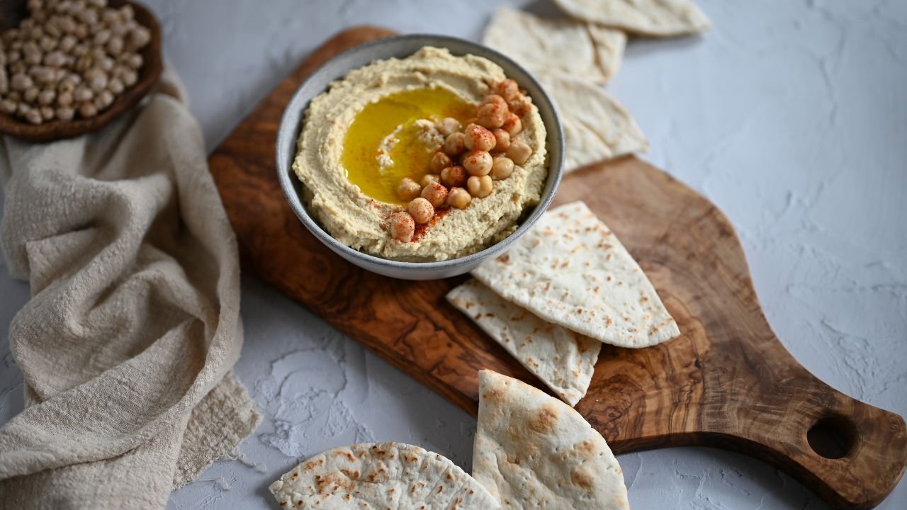 Bu tarifi bir kez yapınca vazgeçemeyeceksiniz! İşte fıstık ezmeli humus