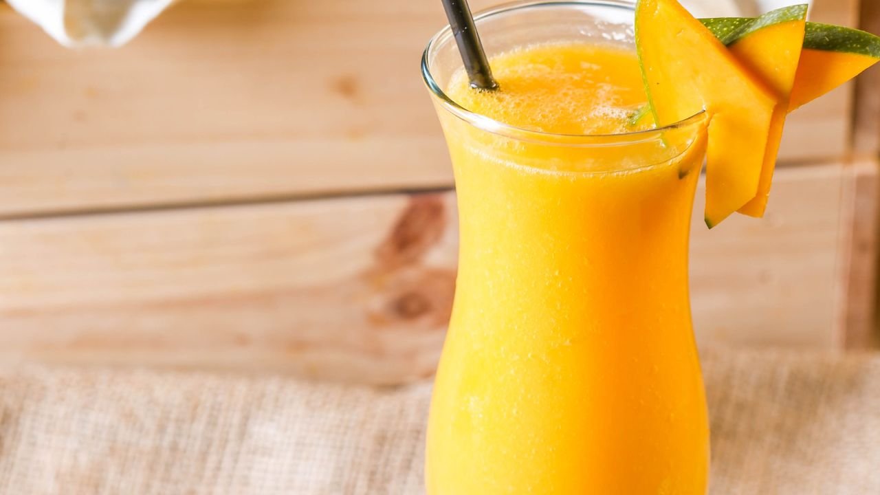 Bu tarifi yapan sıcaklığa meydan okuyor! İşte buz gibi mangolu milkshake tarifi