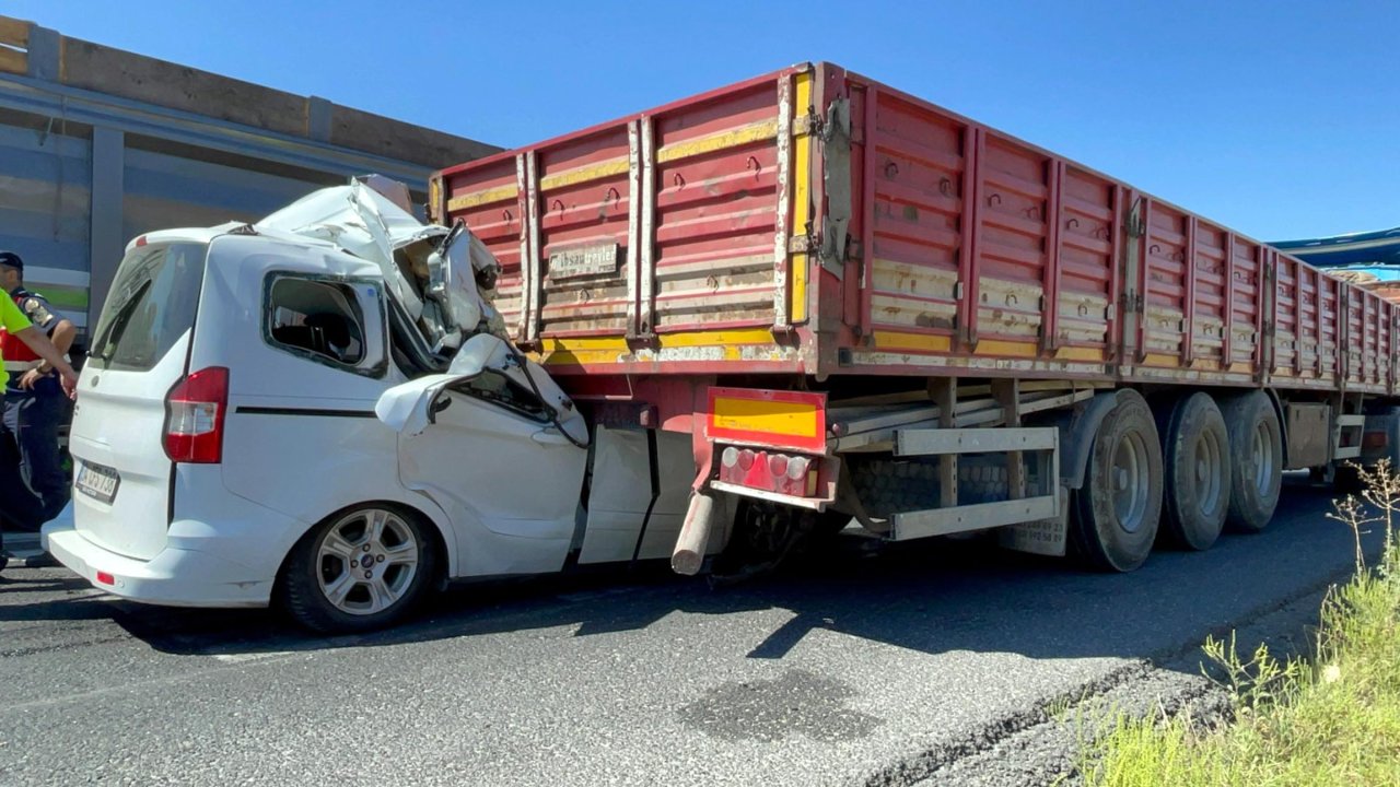 Tekirdağ Ergene'de Hafif Ticari Araç TIR'a Çarptı; 1 Ölü, 1 Yaralı
