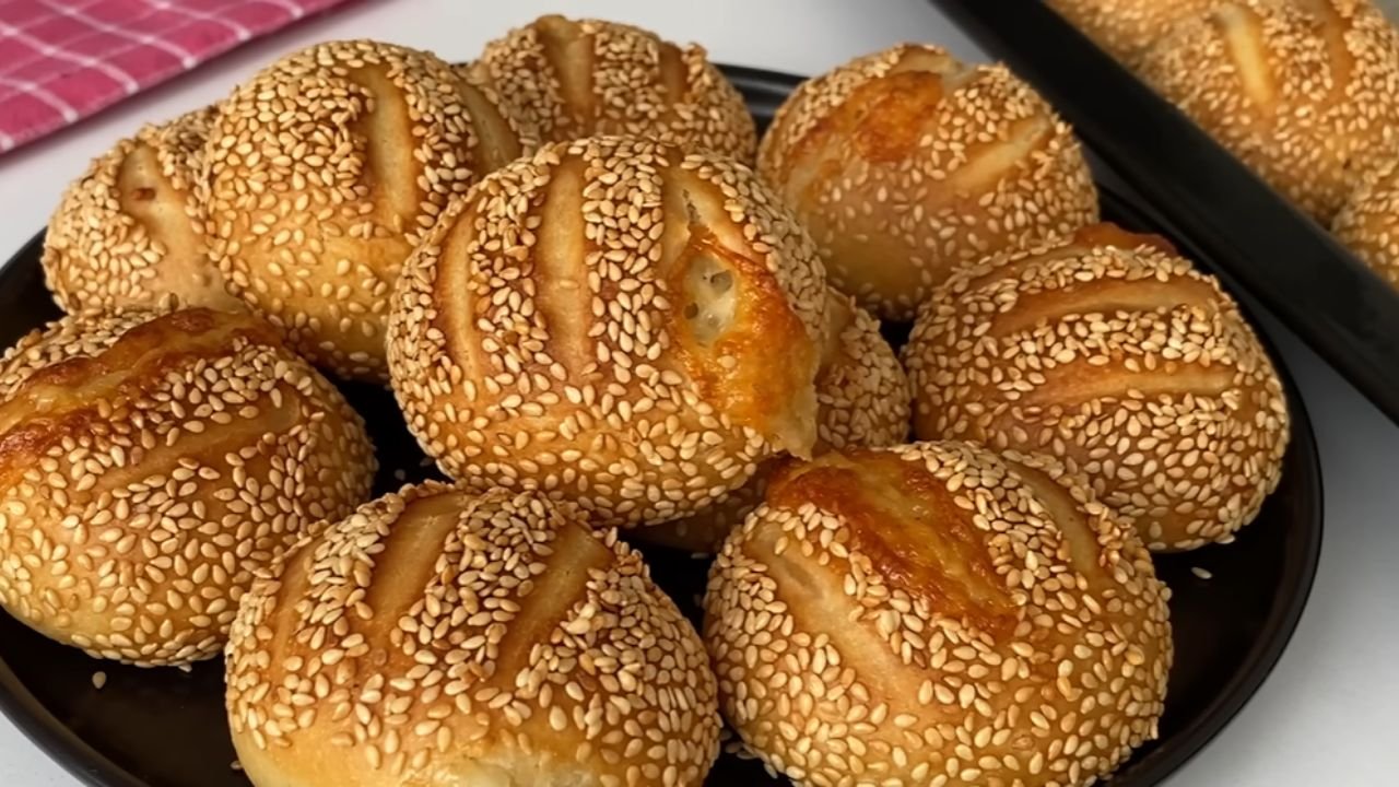 Maya yok beklemek yok! Kahvaltı yanına 5 dakikada hazırlanan simit poğaça tarifi