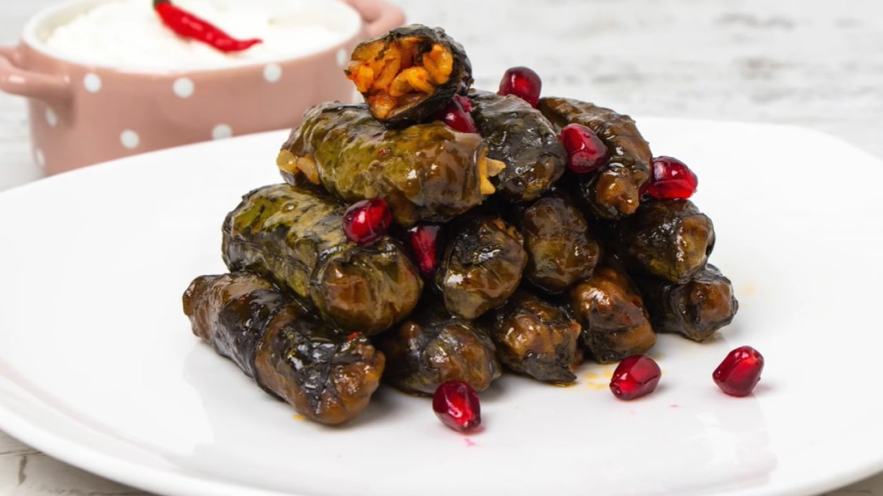 Yaprak sarmasını unutturan nar ekşili pazı sarması! Tadına bakan tarif soracak
