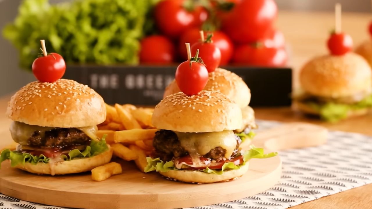 Evde yapabileceğiniz en lezzetli hamburger ekmeği tarifi!