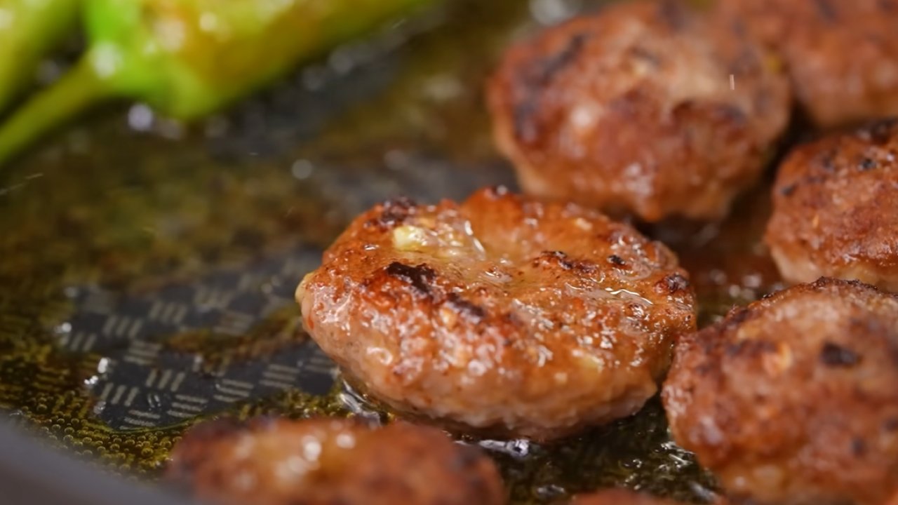 Tadına doyamayacağınız sodalı köfte tarifi! Mangalda pişmiş gibi hissettirecek