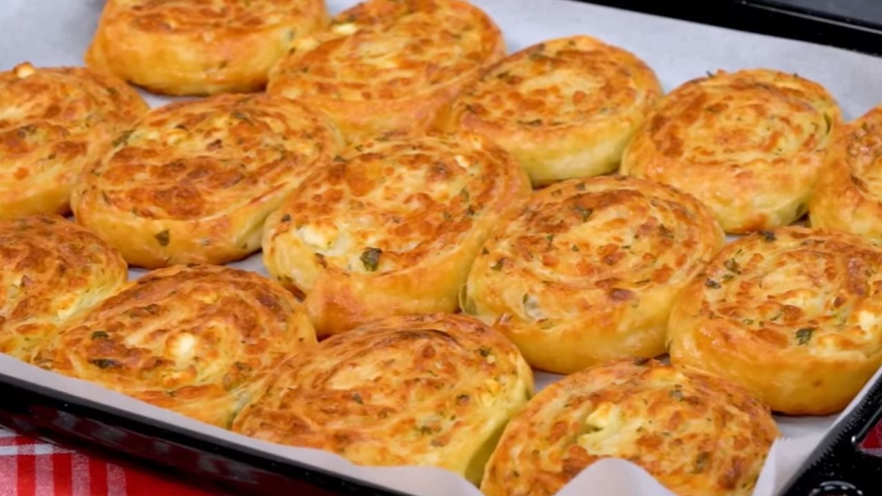 Yılın böreği seçilecek kadar iddialı! Çayın en lezzetli eşlikçisi sodalı dilim börek tarifi