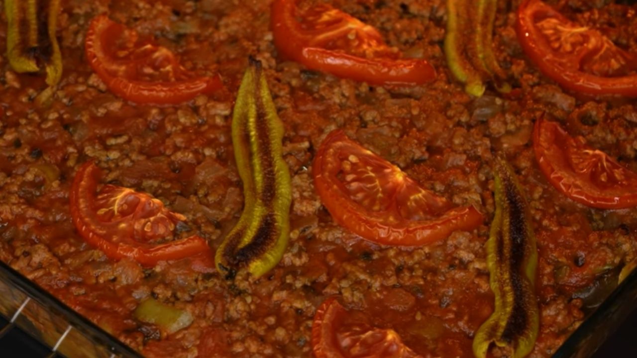 Yorgunum, kolay ve lezzetli yemek arıyorum diyorsanız tam size göre! Patlıcan oturtma tarifi