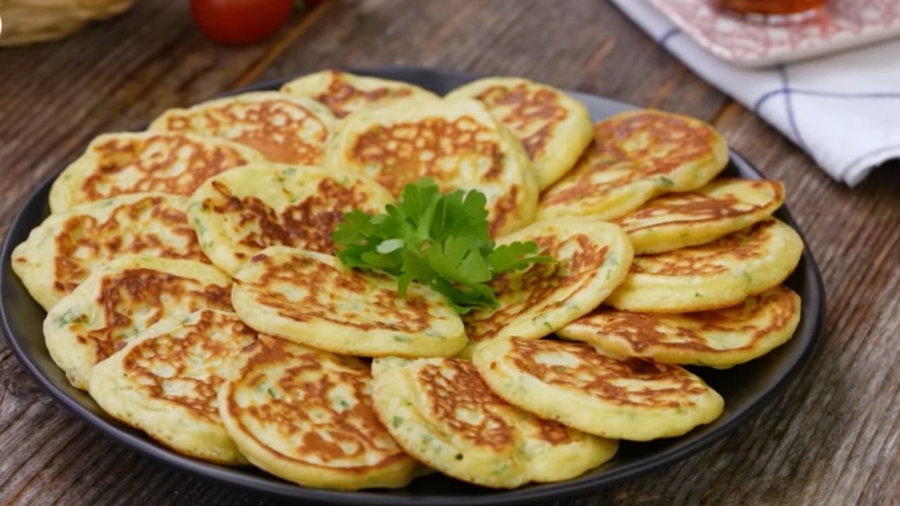 Pazar kahvaltılarına farklı lezzetler yapmak istiyorsanız, tam size göre! Peynirli kaşık dökme tarifi