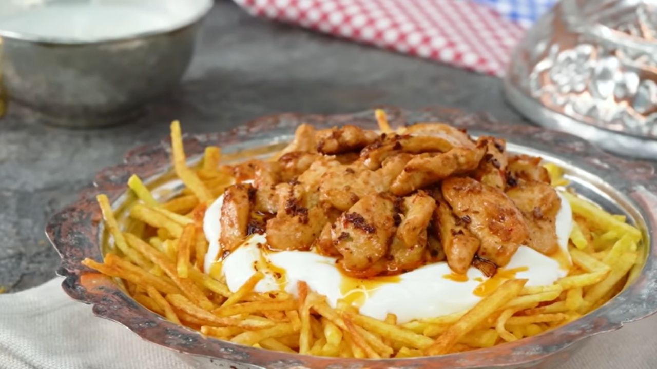Sosunun lezzeti parmaklarınızı yedirtecek! Tavuklu çökertme kebabı tarifi