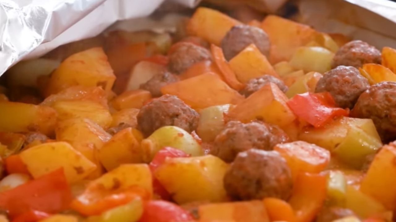 Gönüllerde taht kuracak, sofraların baş tacı olacak! Dillerde şölen havası yaşatan köfteli kağıt kebabı tarifi