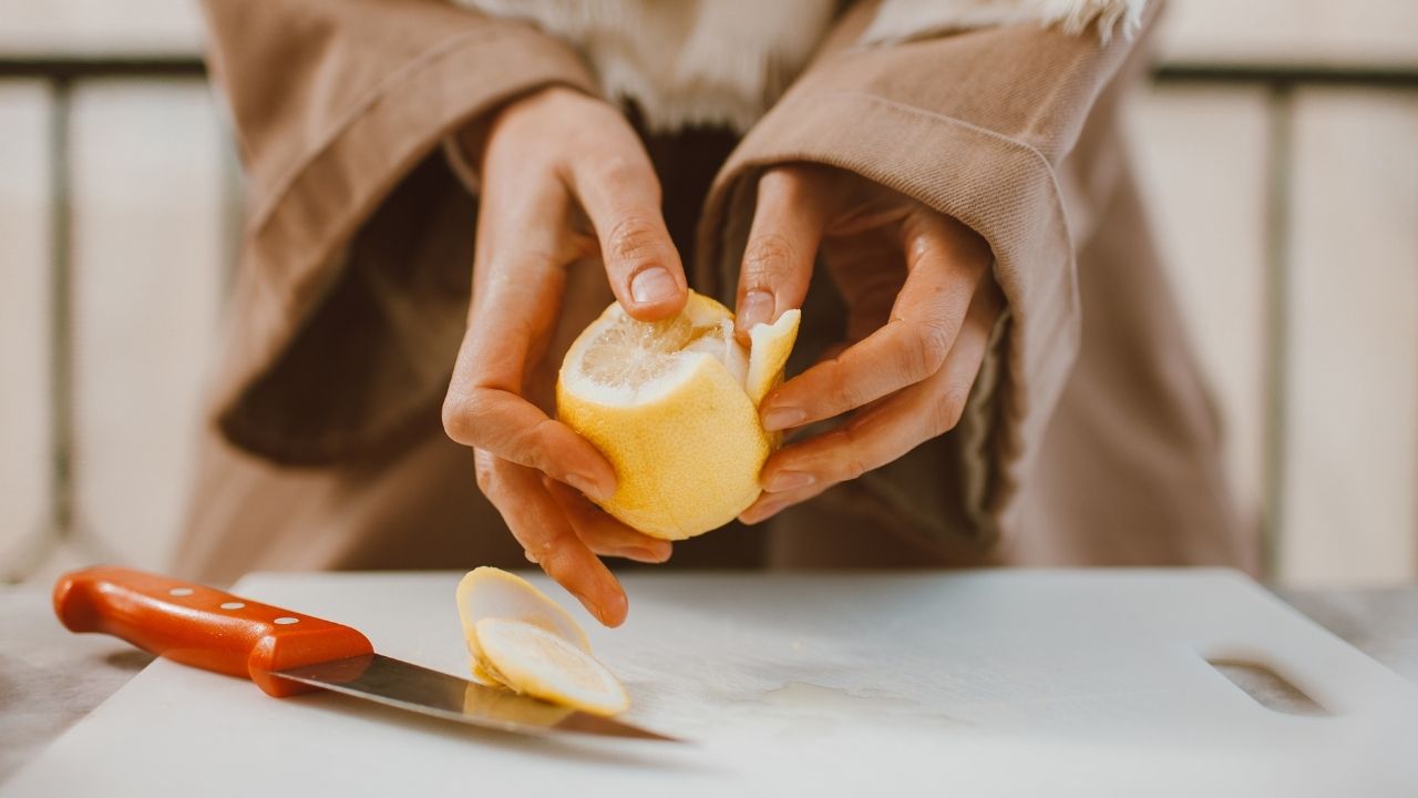 Limon kabuklarını sakın çöpe atıp yazık etmeyin! Limon kabuklarının aklınıza bile gelmeyecek kullanım alanı