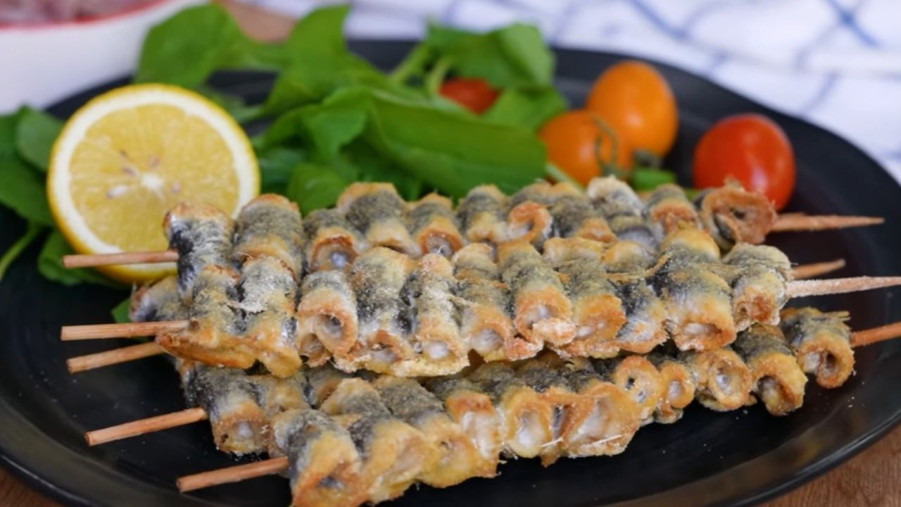 Bu yöntemle balık kokusu asla gelmiyor! Airfryer'da 10 dakikada hamsi şiş tarifi