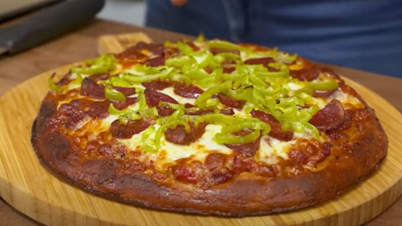 Tüketilmeyen, artan pideleri çöpe atmayın! Bayatlayan Ramazan pidesinden lezzetli pizza tarifi