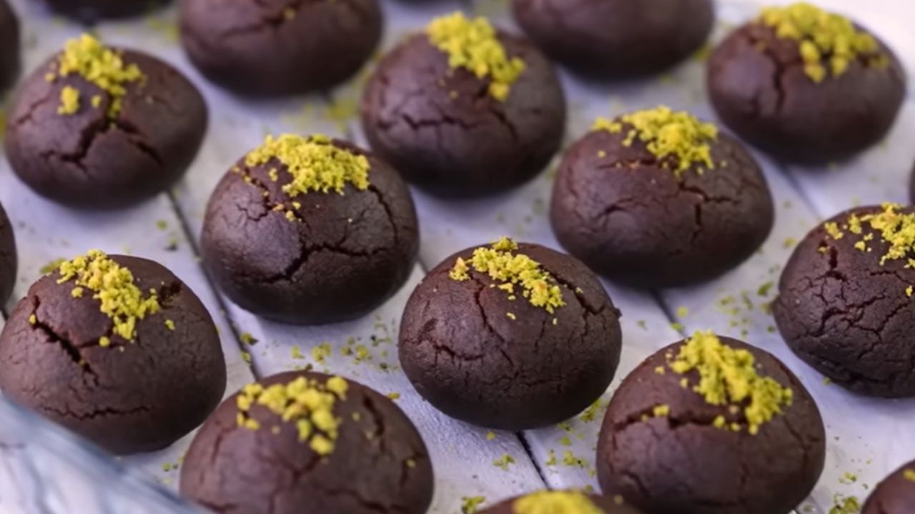 Asla yumurta kokmuyor, 10 dakikada pişiyor! Tüm kurabiyeleri unutturacak brownie kurabiye tarifi