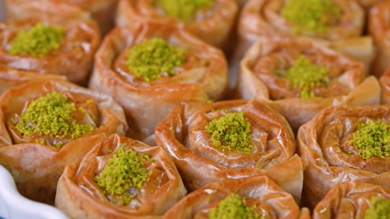 Yiyen devamını isteyecek, herkes tarifini soracak! 10 dakikada hazırlanabilen gül baklava tarifi